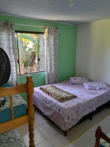 a bedroom with a bed and a window at Pousada Elis Regina in Guaraqueçaba
