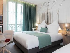 ein Schlafzimmer mit einem großen Bett und einem grünen Vorhang in der Unterkunft Mercure Paris Montparnasse Raspail in Paris + 79 Fotos