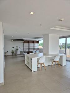 a living room with a white table and chairs at Molas Tower 114B in Asunción
