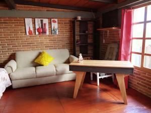 a living room with a couch and a table at CABAÑA Adán y Eva en Zacatlán in Zacatlán