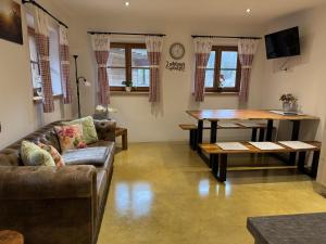 a living room with a couch and a table at Ferienwohnungen Kieferbachtal in Kiefersfelden
