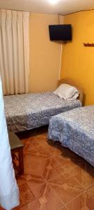 a room with two beds sitting next to each other at La Posada in Cajamarca