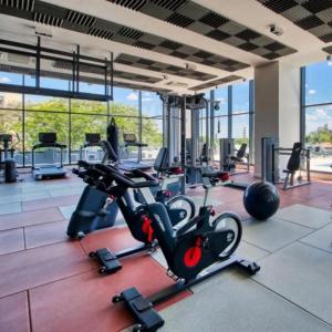 ein Fitnessstudio mit Cardiogeräten in einem Gebäude in der Unterkunft Feel Premiun 2904 in Asunción