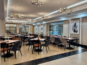 a restaurant with tables and chairs in a room at Hotel Fero Express POKOJE KLIMATYZOWANE AC in Krakow