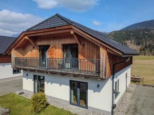 a house with a balcony and a wooden roof at Rattendorf 15A in Rattendorf