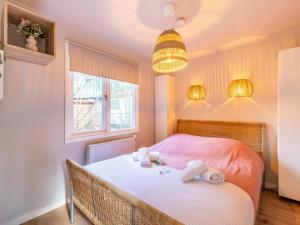 a bedroom with a bed with towels on it at Boschalet Stijn in Hattemerbroek