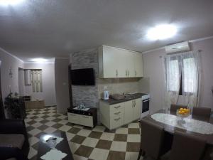 eine Küche und ein Wohnzimmer mit einem Tisch und einer Küchegmaxwell gmaxwell in der Unterkunft Apartments Krivokapic in Kotor