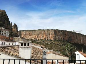 a town with a mountain in the background at Alojamiento con terraza en Chulilla in Chulilla