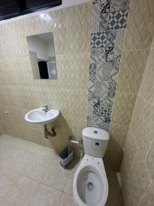 a bathroom with a toilet and a sink at HOSPEDAJE CASANOVA FlORIDA VALLE in Florida