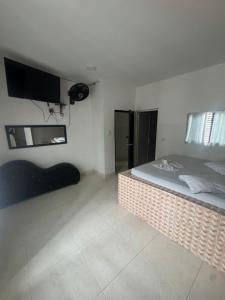 a bedroom with a bed and a basketball hoop on the wall at HOSPEDAJE CASANOVA FlORIDA VALLE in Florida