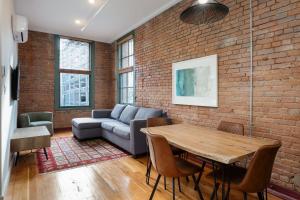 ein Wohnzimmer mit Sofa und Tisch in der Unterkunft Block House in Vancouver