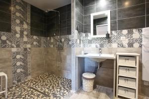 a bathroom with a sink and a shower at L'Evidence in La Chapelle-Aubareil +41 photos