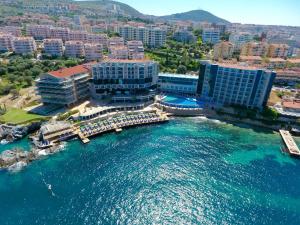 - une vue aérienne sur un complexe et l'océan dans l'établissement Charisma De Luxe Hotel, à Kusadası