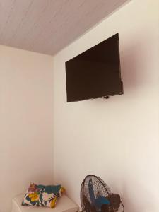 ein Flachbildfernseher, der an einer Wand hängt in der Unterkunft Faredise in HUH
