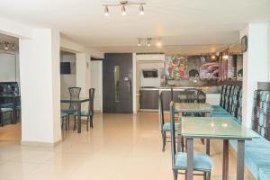 a kitchen and dining room with a table and chairs at Hotel Calima Real in Cali