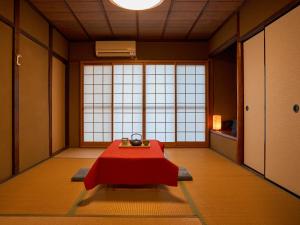 a room with a red table and a large window at Villa near Kinkakuji Pets OK free Parking 金閣寺周辺 貸切町屋 ペットOK 無料駐車場 in Kinugasa