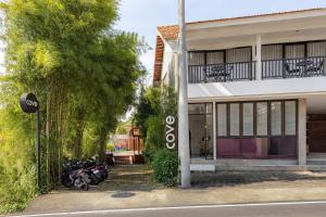 a group of motorcycles parked in front of a building at Cove Wong Village in Tumbak Bayuh