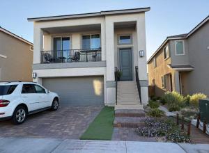 a white car parked in front of a house at Vegas courtyard B&B 拉斯小院儿民宿 in Las Vegas