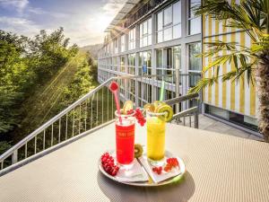 two drinks on a tray on a balcony at ibis Wörthersee in Pörtschach am Wörthersee