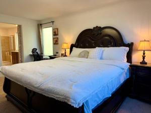 a bedroom with a large bed with a blue comforter at Vegas courtyard B&B 拉斯小院儿民宿 in Las Vegas