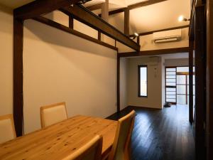 a dining room with a wooden table and chairs at Villa near Kinkakuji Pets OK free Parking 金閣寺周辺 貸切町屋 ペットOK 無料駐車場 in Kinugasa +13 photos