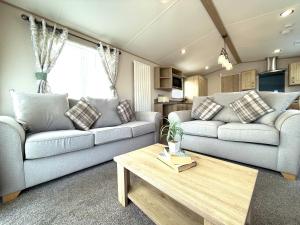 a living room with two couches and a coffee table at Cedar Retreat in Scarborough