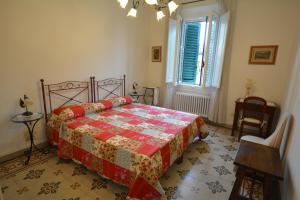 sypialnia z łóżkiem, stołem i oknem w obiekcie Colonna Terrace Apartment we Florencji