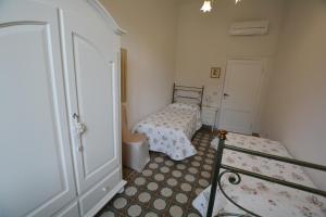 Łóżko lub łóżka w pokoju w obiekcie Colonna Terrace Apartment