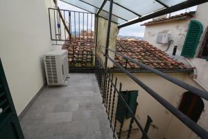z widokiem na balkon z klimatyzacją w obiekcie Colonna Terrace Apartment we Florencji