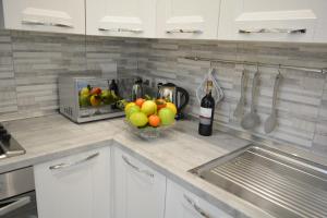 blat kuchenny z miską owoców i butelką wina w obiekcie Colonna Terrace Apartment we Florencji