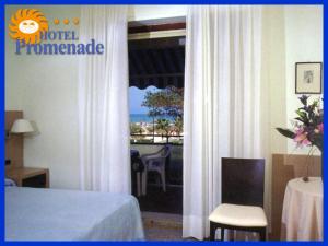 una habitación de hotel con vistas al océano en Hotel Promenade, en Porto SantʼElpidio