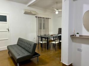 a living room with a black bench and a table at Departamento Lavanda in San Juan