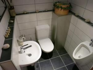 Bathroom sa Apartment Rilkedorf Raron