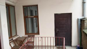 dom z drzwiami i balkonem z poręczem w obiekcie Like at Home w Lwowie