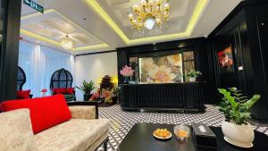 a living room with a couch and a table at Glory Hotel Vĩnh Yên in Nhân Mỹ