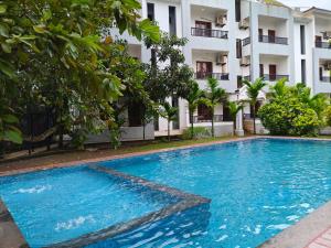 a swimming pool in front of a building at Jackfruit in Arambol