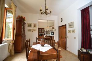 a kitchen and dining room with a table and chairs at VILLA La Pineta di Sinalunga, vicino a Montepulciano e Val D'Orcia in Sinalunga
