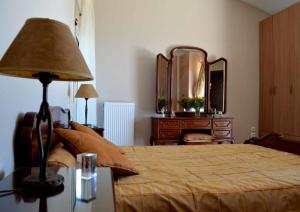 een slaapkamer met een bed en een grote spiegel bij Blue Diamond Villa in Schinias