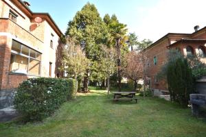 a picnic table in a yard next to a building at VILLA La Pineta di Sinalunga, vicino a Montepulciano e Val D'Orcia in Sinalunga