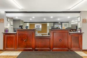 an office with a reception desk with a mirror at Quality Inn & Suites Chattanooga-East Ridge in Chattanooga +61 photos