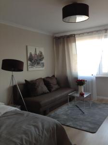 uma sala de estar com um sofá e uma mesa em Apartament Kiza em Kielce