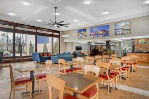 a restaurant with tables and chairs and a living room at Quality Inn & Suites Chattanooga-East Ridge in Chattanooga