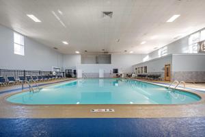 a large swimming pool in a large room at Clarion Hotel Conference Center Lexington North in Lexington