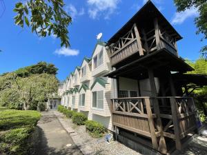 a building with a balcony on the side of it at レインボーマリン in Mihama