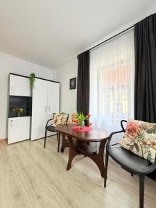 a living room with a table and chairs and a window at Noclegi Świerzawa 43 in Świerzawa +16 photos
