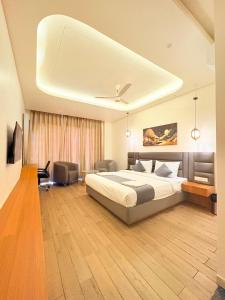 a bedroom with a bed and a ceiling at Hotel Moti Mahal in Ambikāpur