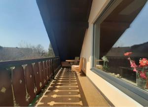 a balcony with a window and a table and chairs at Ferienwohnung Lechauszeit in Landsberg am Lech