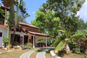 a house with a garden and a walkway at Green Heaven in Dickwella