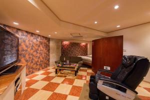 a room with a living room with a couch and a bed at ホテルヴェローナ in Yokohama