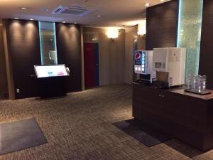a hotel room with a bar with a tv and a counter at ホテルヴェローナ in Yokohama
